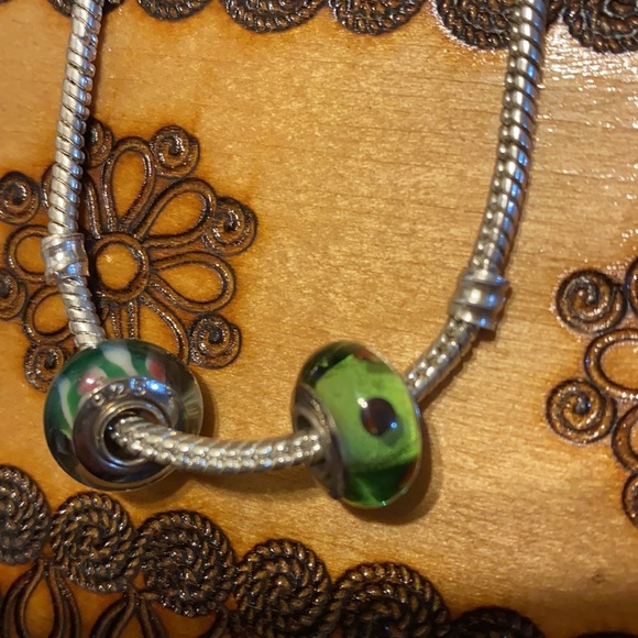 925 Sterling Silver Snake Bracelet with 2 Murano Green Charms - Picture 6 of 9